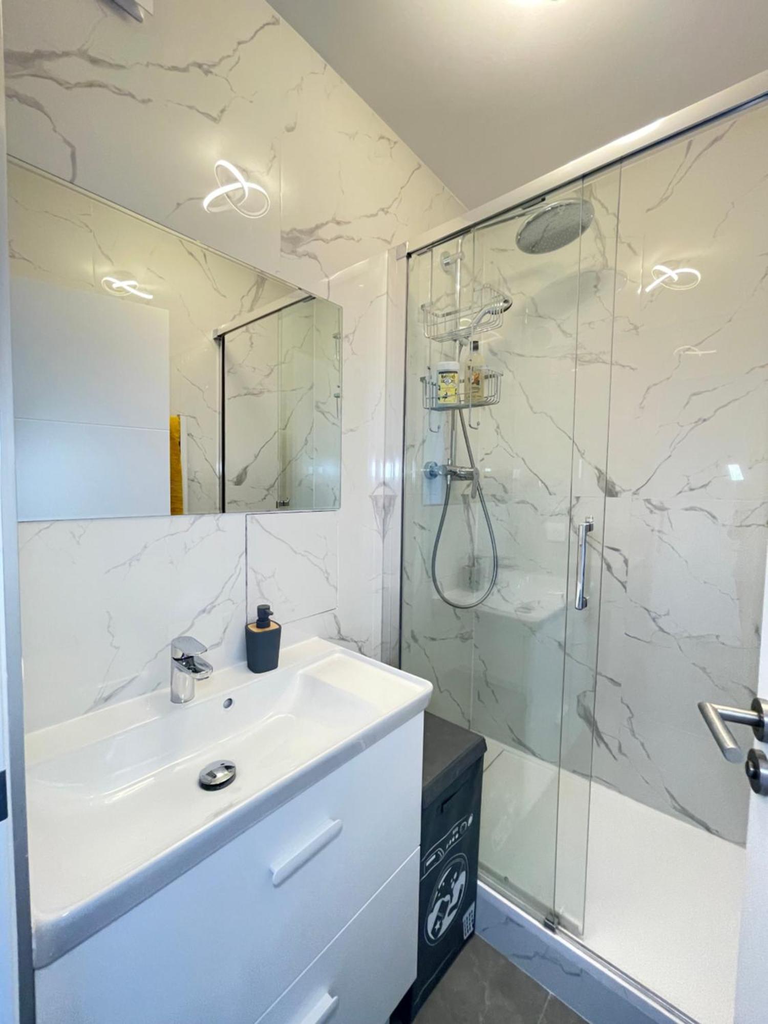 Paris Pantin Magnifique Appartement 4 Pieces De 108M2 Avec 2 Parking Interieur - Tres Cosy Pour 1 A 12 Personnes - Entierement Refait A Neuf Entire Apartment Luxurious And Warm - Pantin Paris 19 Eme Free Wifi Gratuit Buitenkant foto