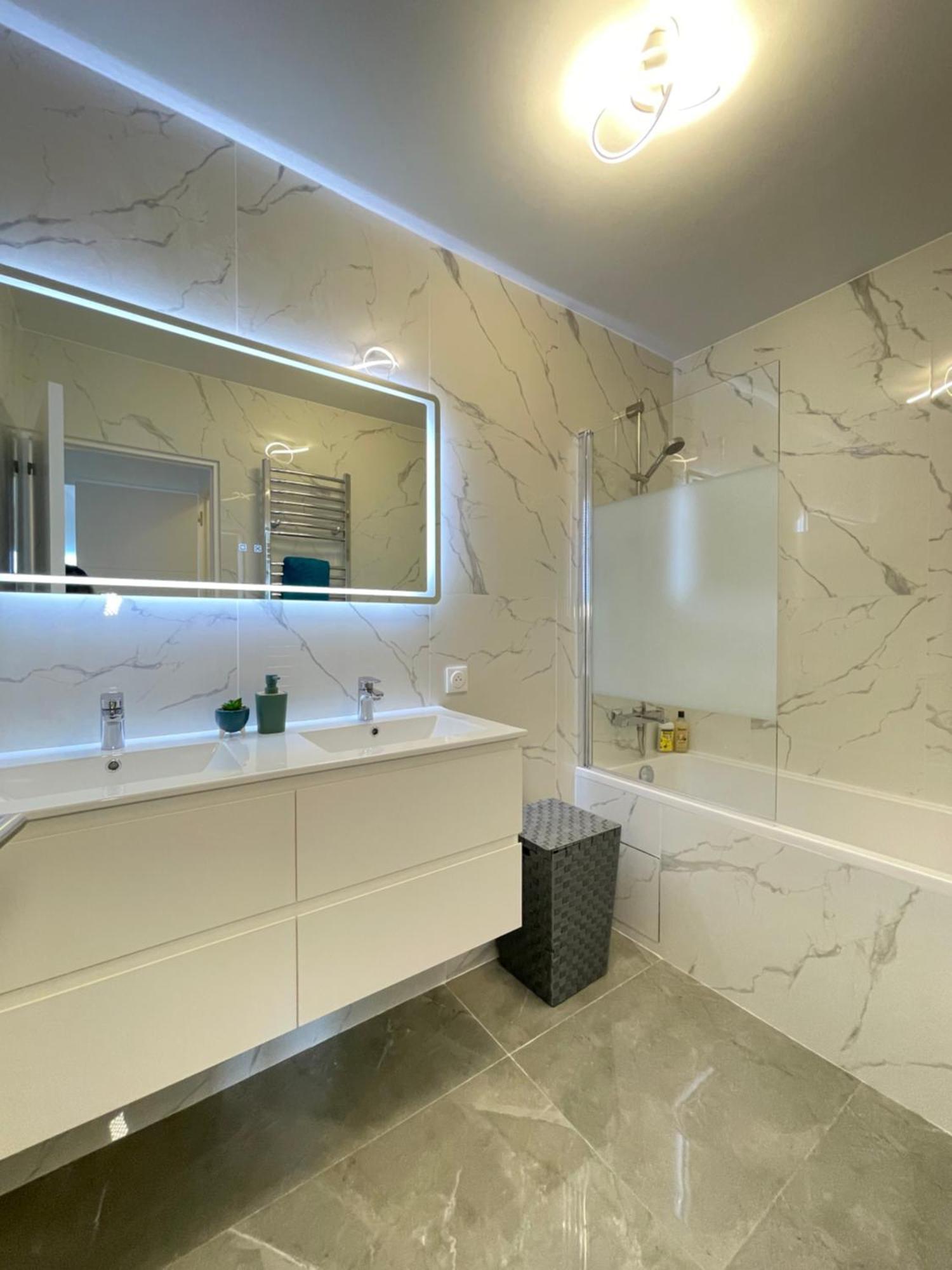 Paris Pantin Magnifique Appartement 4 Pieces De 108M2 Avec 2 Parking Interieur - Tres Cosy Pour 1 A 12 Personnes - Entierement Refait A Neuf Entire Apartment Luxurious And Warm - Pantin Paris 19 Eme Free Wifi Gratuit Buitenkant foto